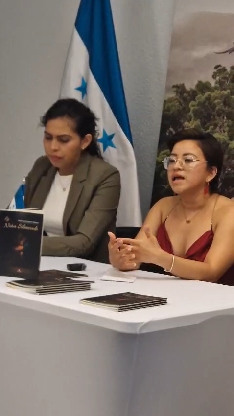 Foto con Withney Godoy, cónsul de Valencia.