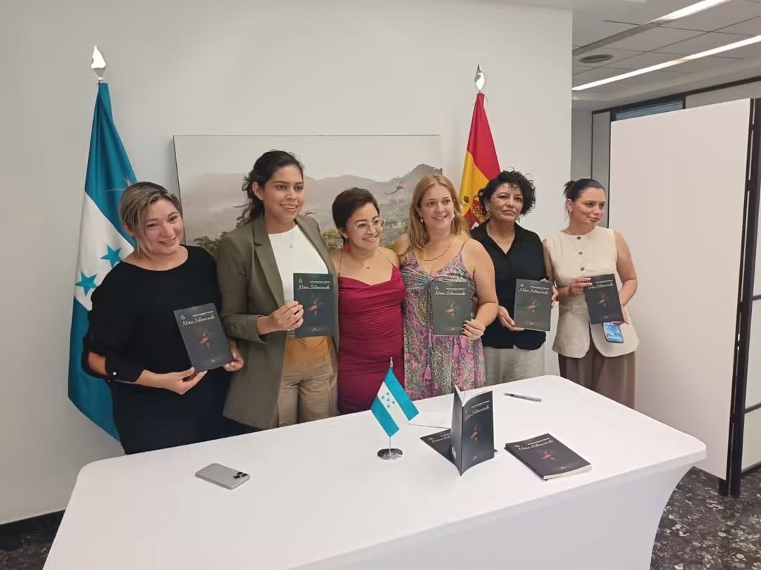 Foto grupal con los dirigentes consulares y asociaciones.