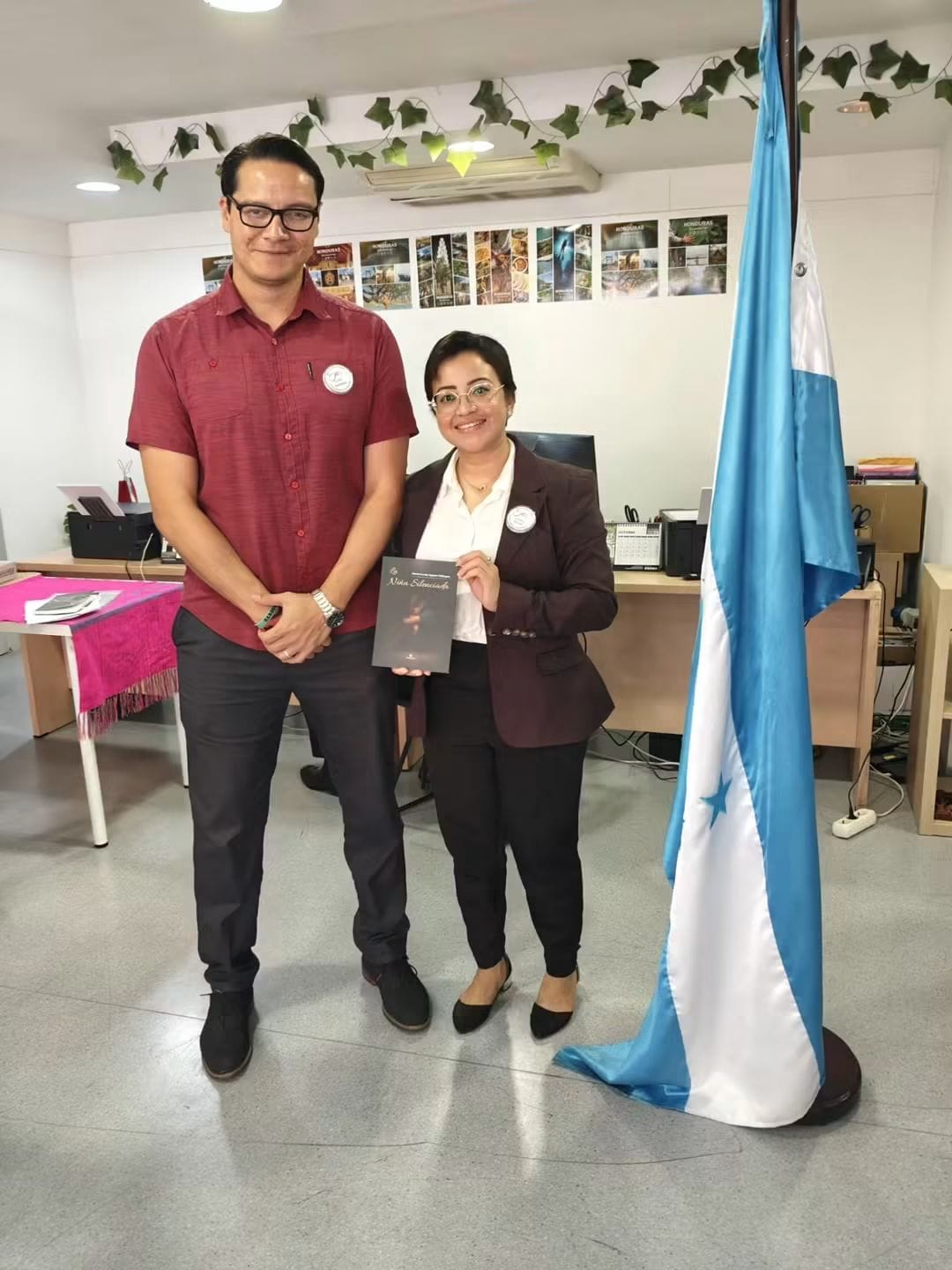 Foto con el consul de Barcelona.