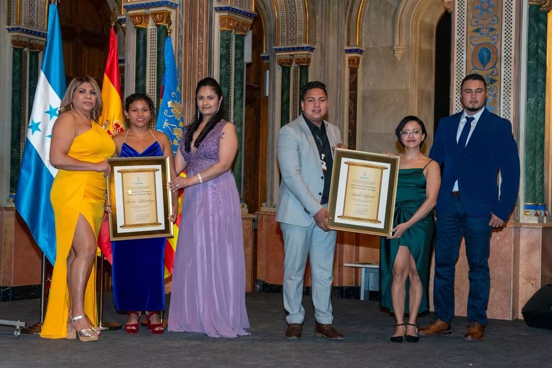 Foto grupal durante la Gala de Líderes con rostro de mujer, junto a la boxeadora Keyli Maradiaga