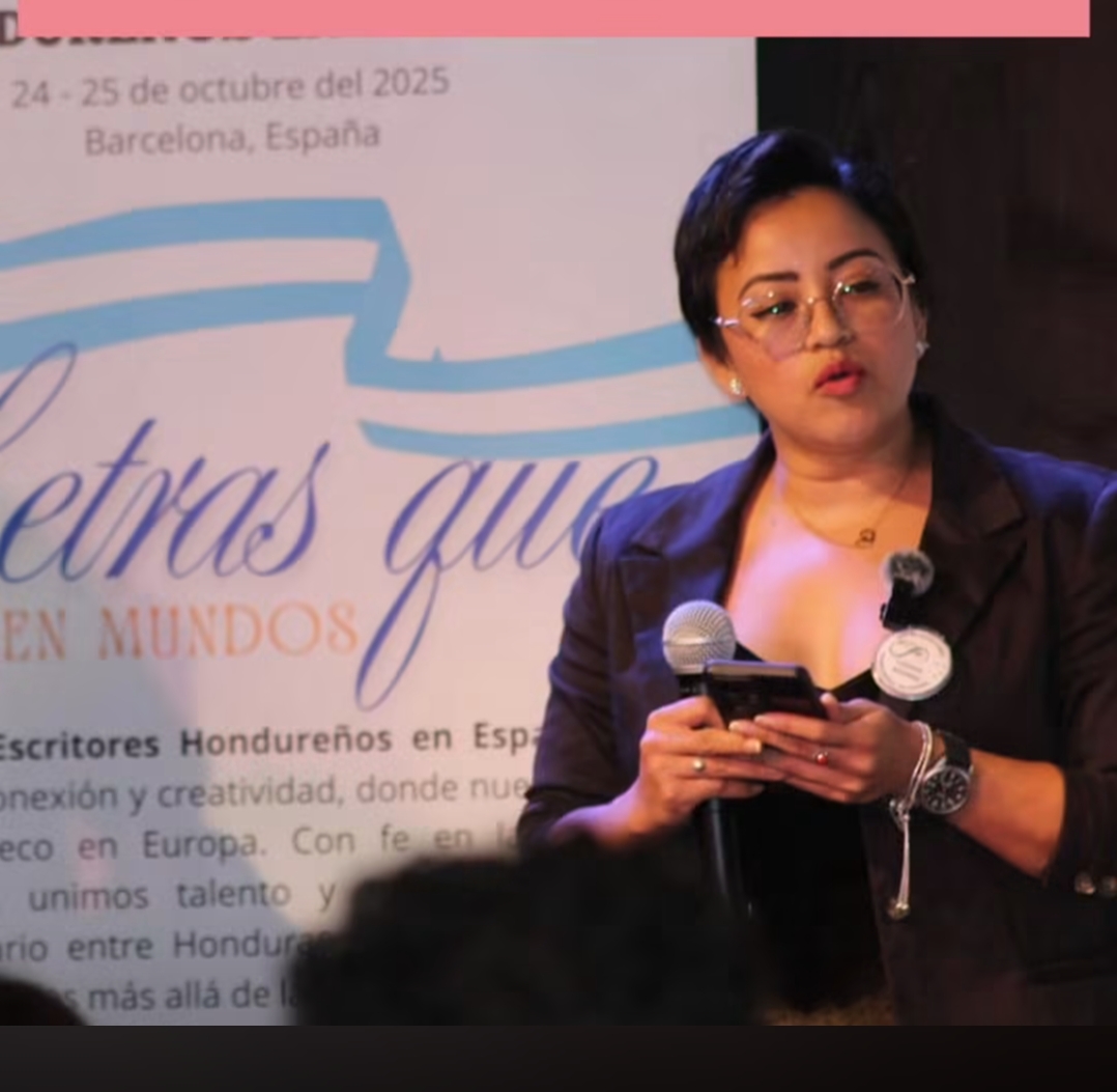 Otra perspectiva durante mi ponencia en el evento de escritores Hondureños en Barcelona 2025